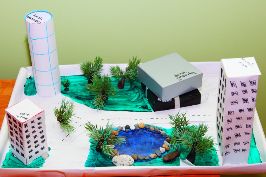 Двухэтажный домик из картона