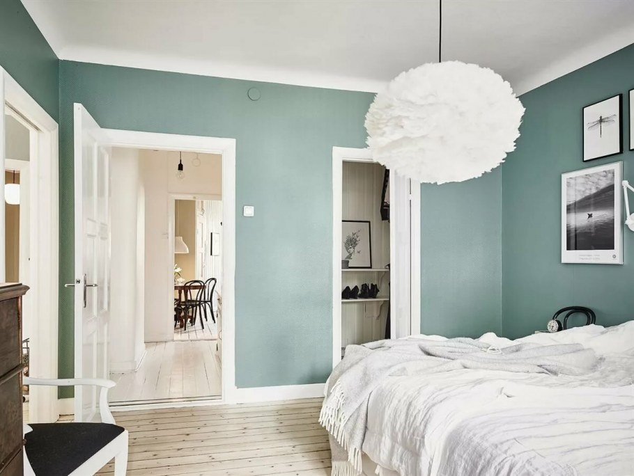 Крашеные стены в спальне