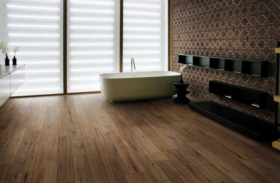 Ванная дерево и бежевая плитка