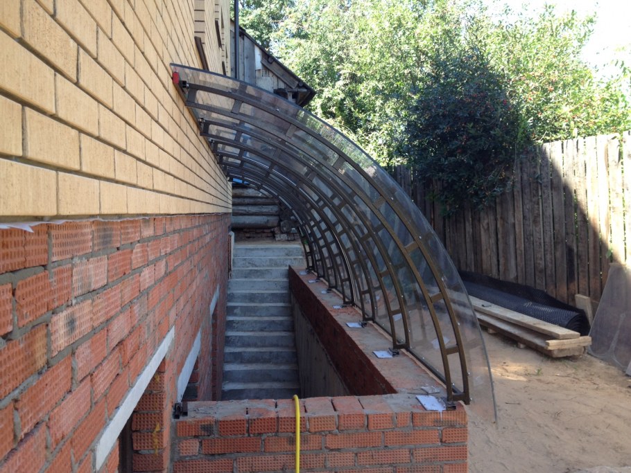 Козырек над лестницей в подвал