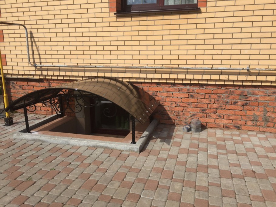 Спуск в цокольный этаж