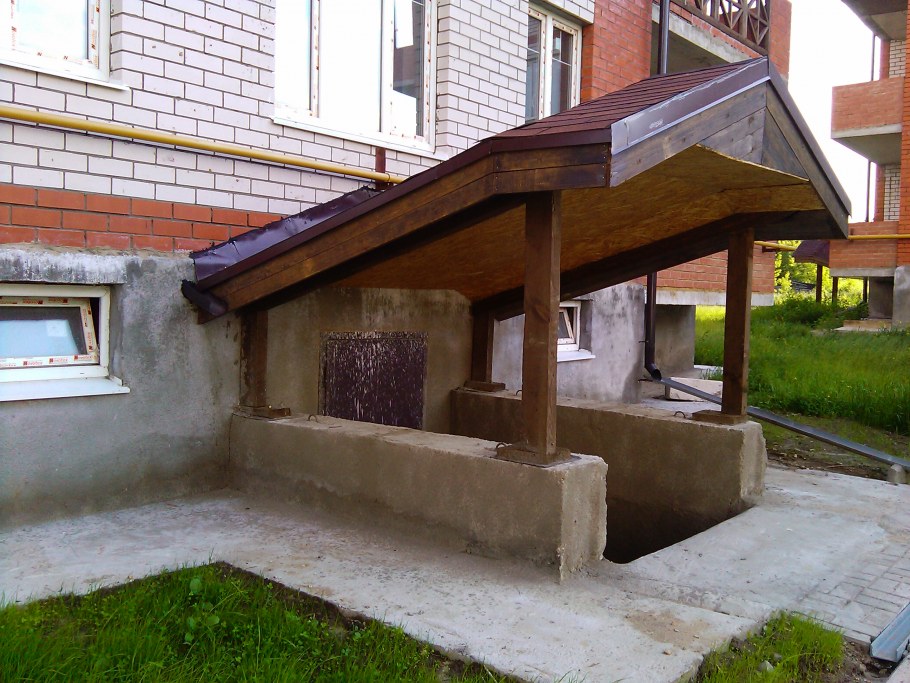 Входная группа в цокольный этаж