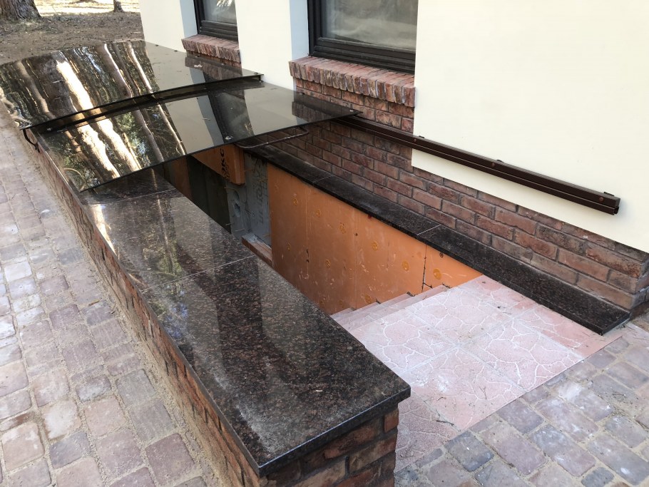 Входная группа в цокольный этаж