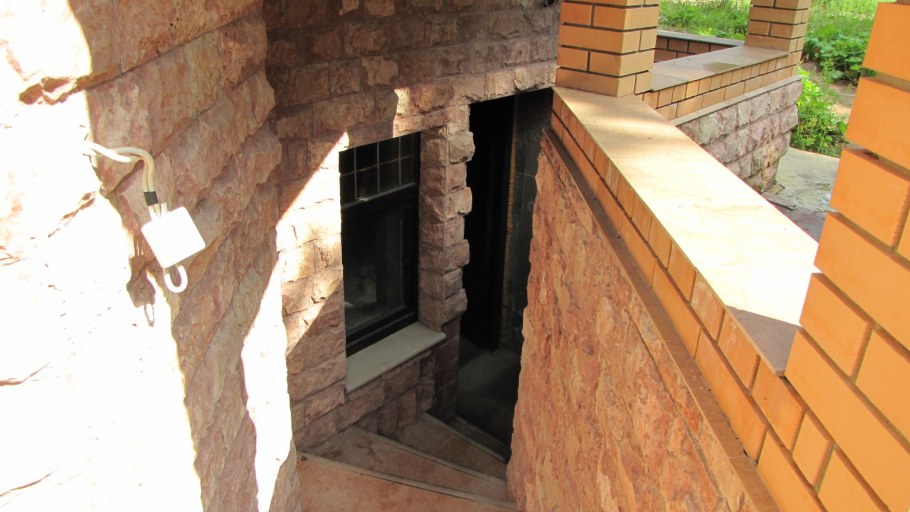 Навес в подвал из поликарбоната