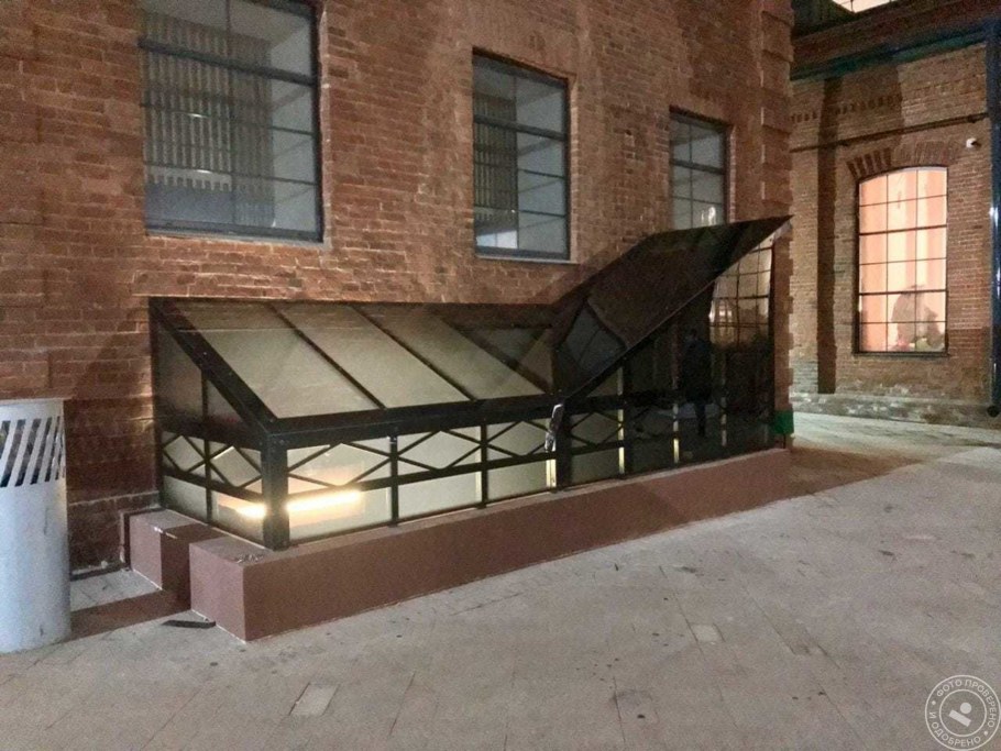 Спуск в подвальное помещение