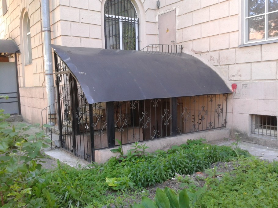 Входная группа в подвальное помещение