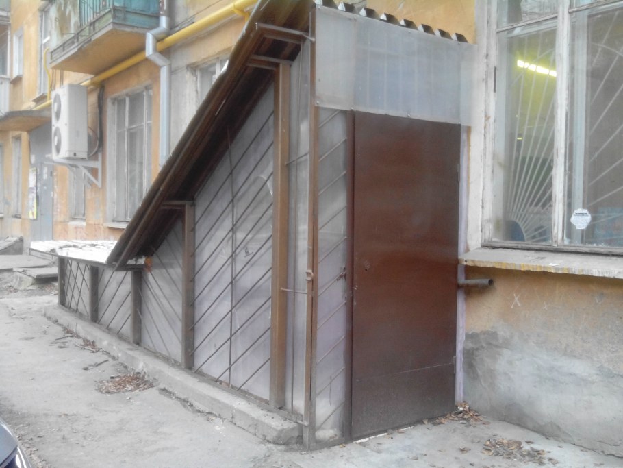 Погреб под верандой