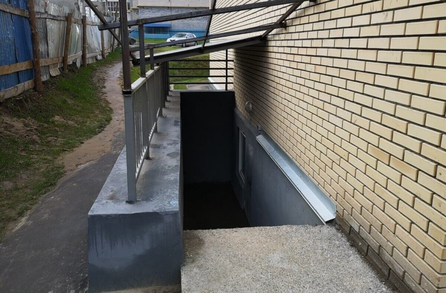 Спуск в подвал в частном доме с улицы