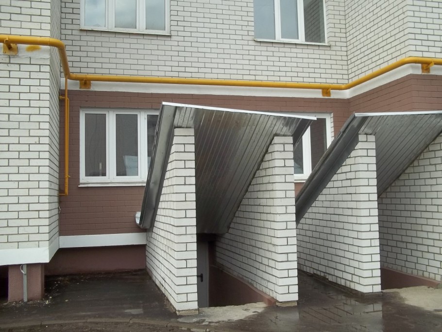 Уличная лестница в цокольный этаж