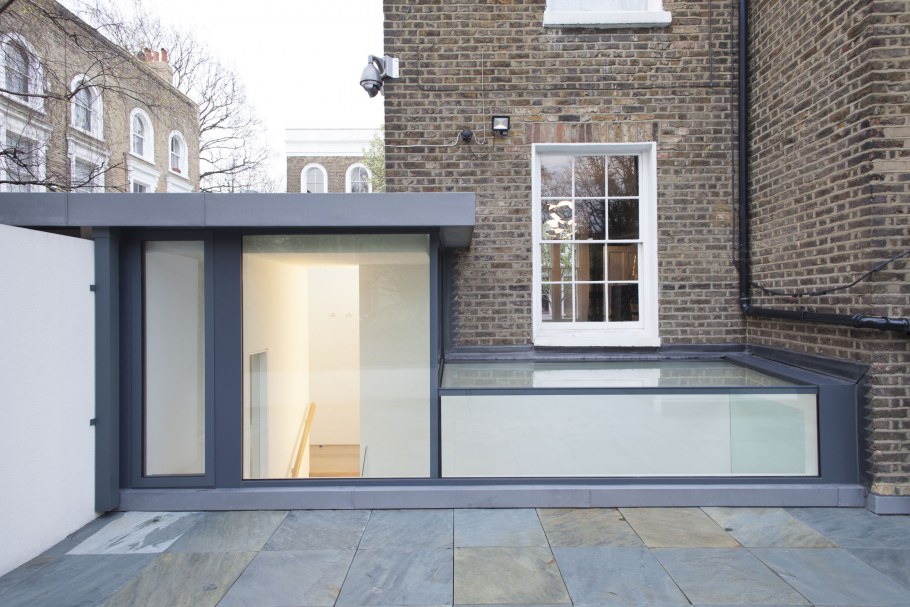 Входная группа в цокольный этаж