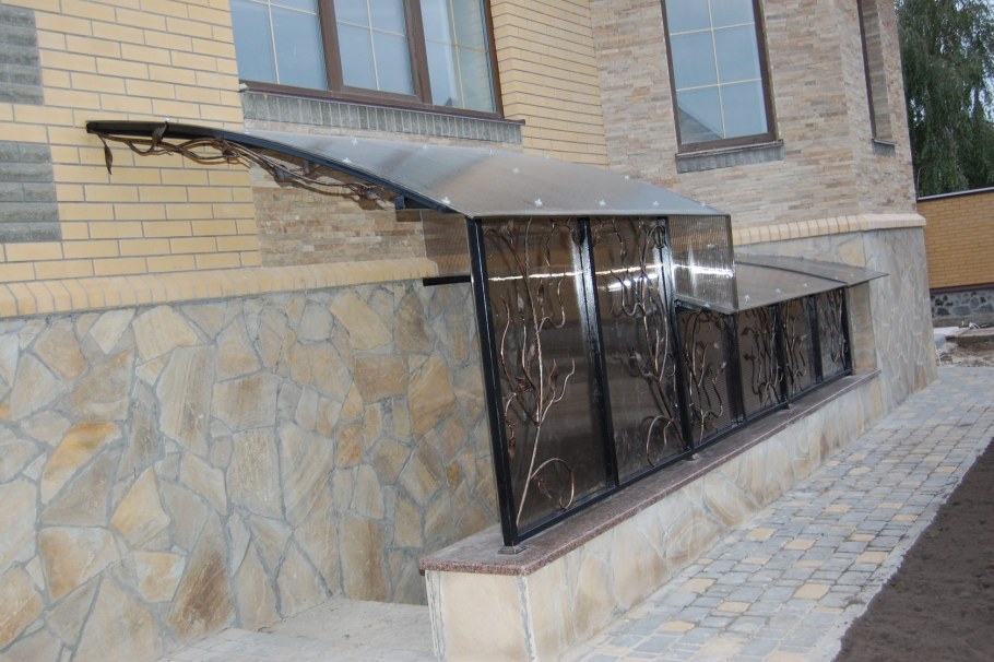 Козырек над подвалом