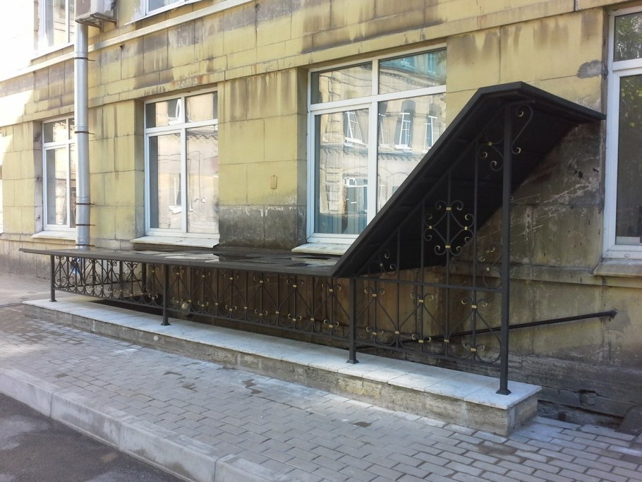 Лестницы в цокольный этаж торговых помещений