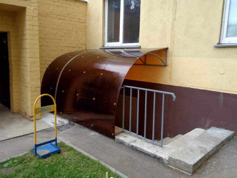 Козырек над входом в подвал