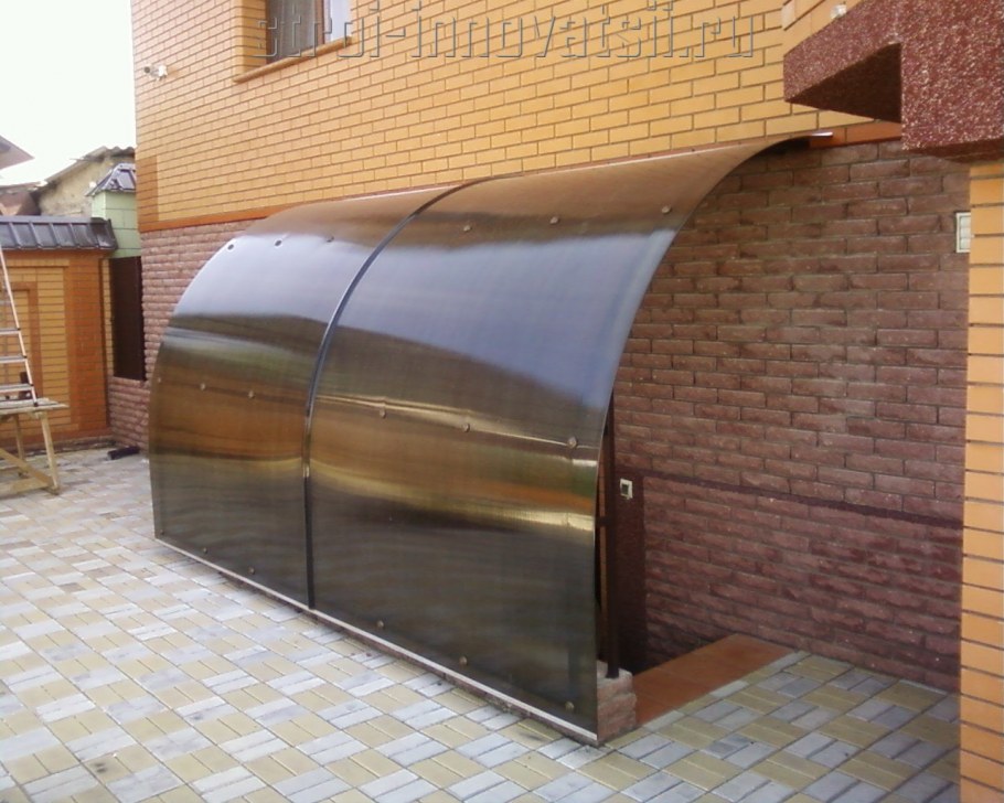 Первый этаж ниже уровня земли