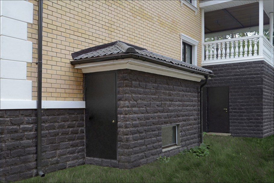 Спуск в цокольный этаж