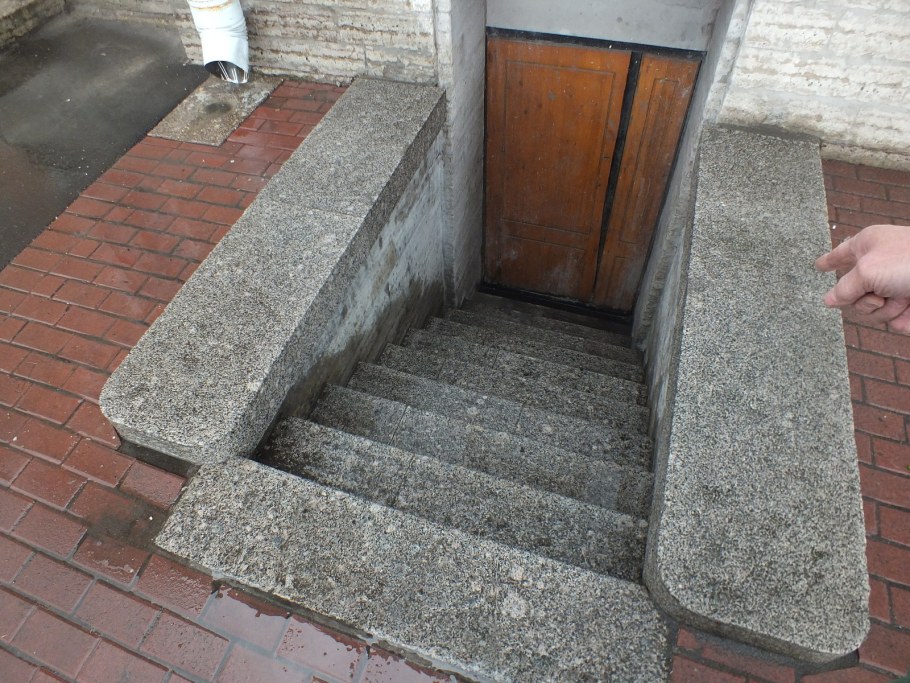 Навес над входом в цокольный этаж