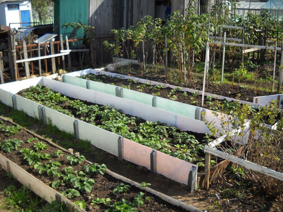 Клумбы из ящиков пластмассовых