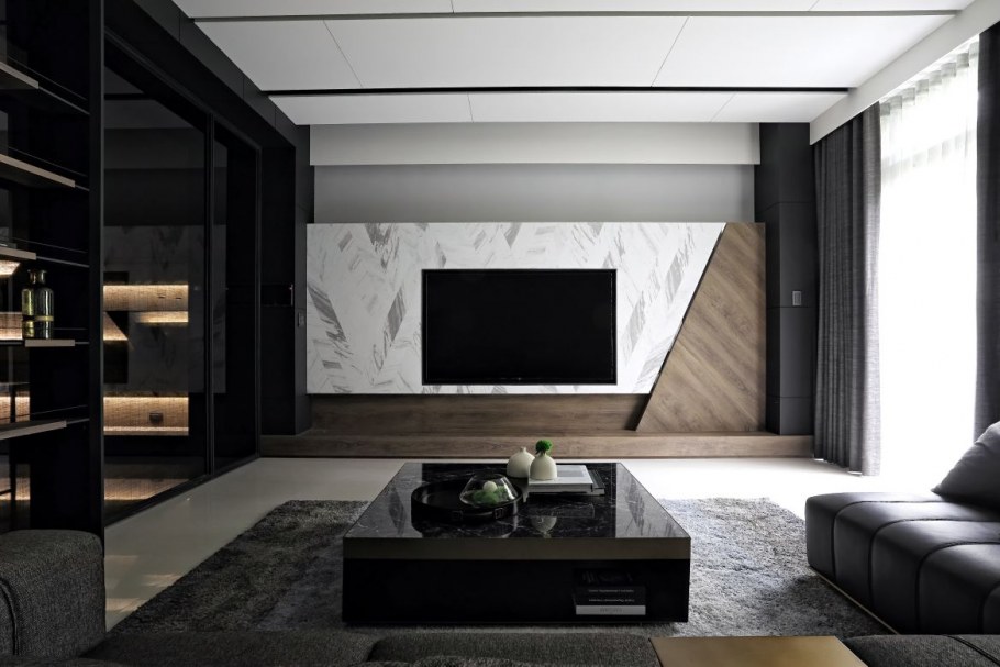 Телевизор на темной стене