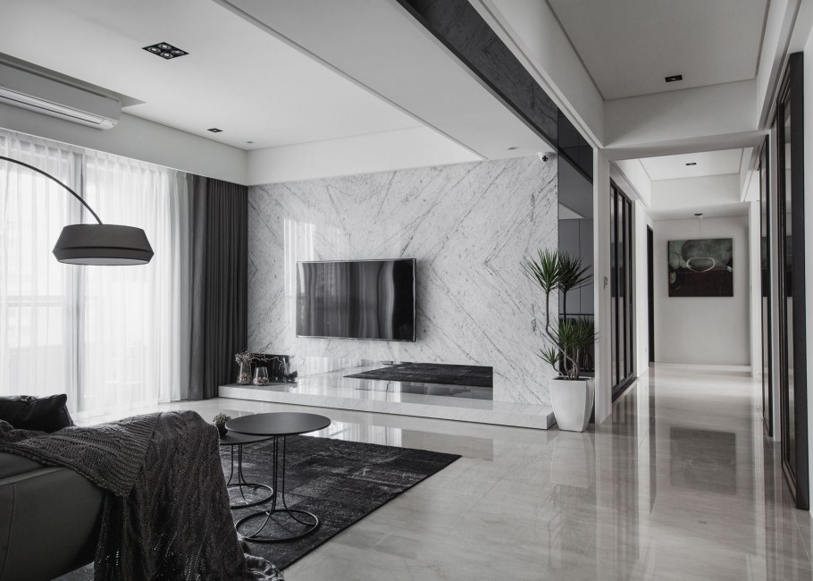 Мраморная стена в гостиной в современном стиле