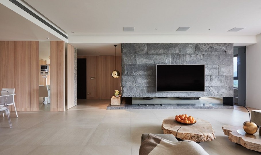 Телевизор на мраморной стене