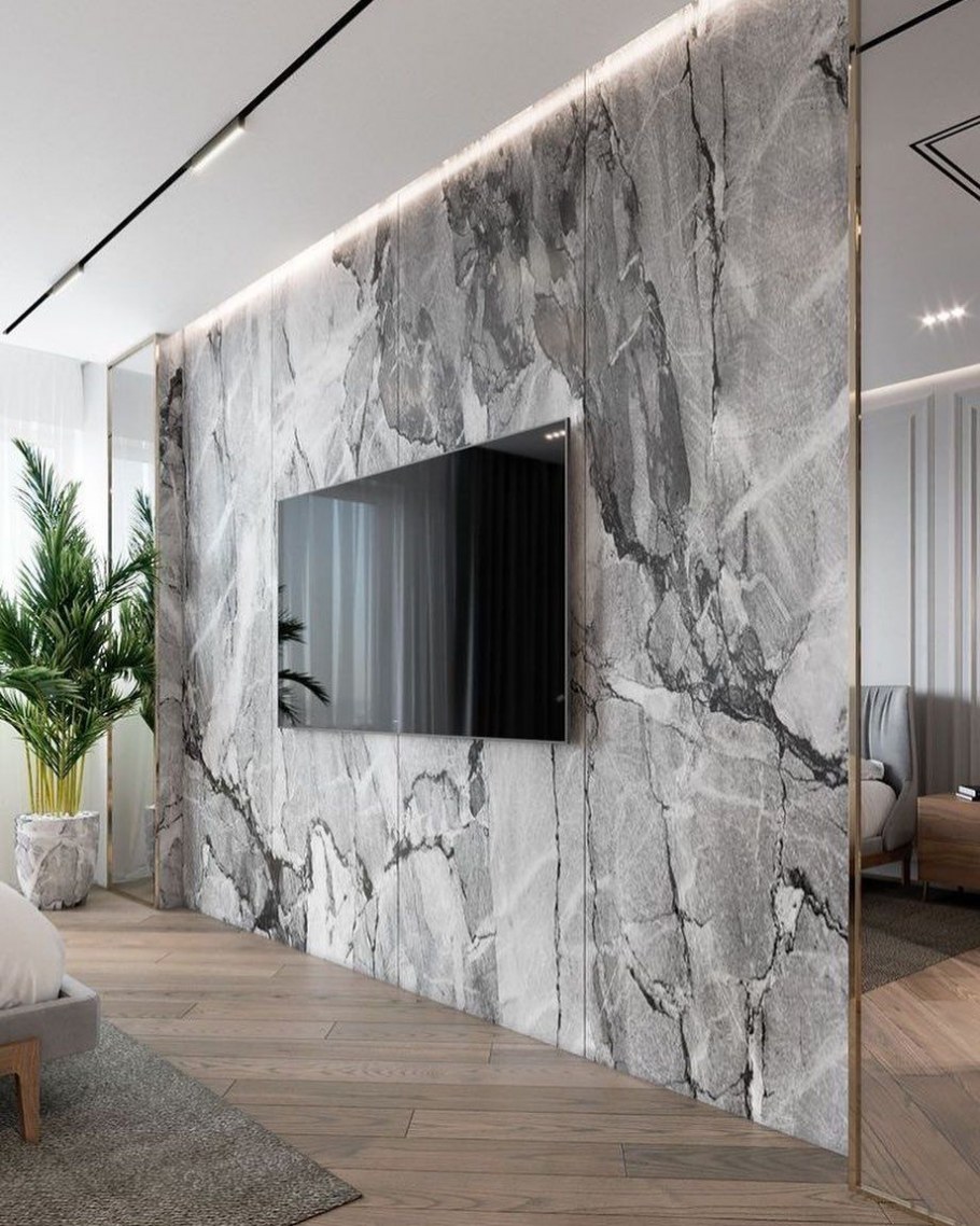 Мраморная стена в интерьере гостиной