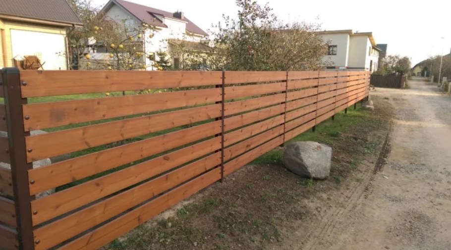 Забор из обрезной доски горизонтальный