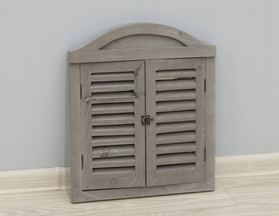 Комод с жалюзийными дверками