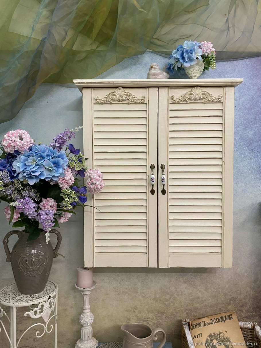 Стеллаж с дверцей в ванную комнату