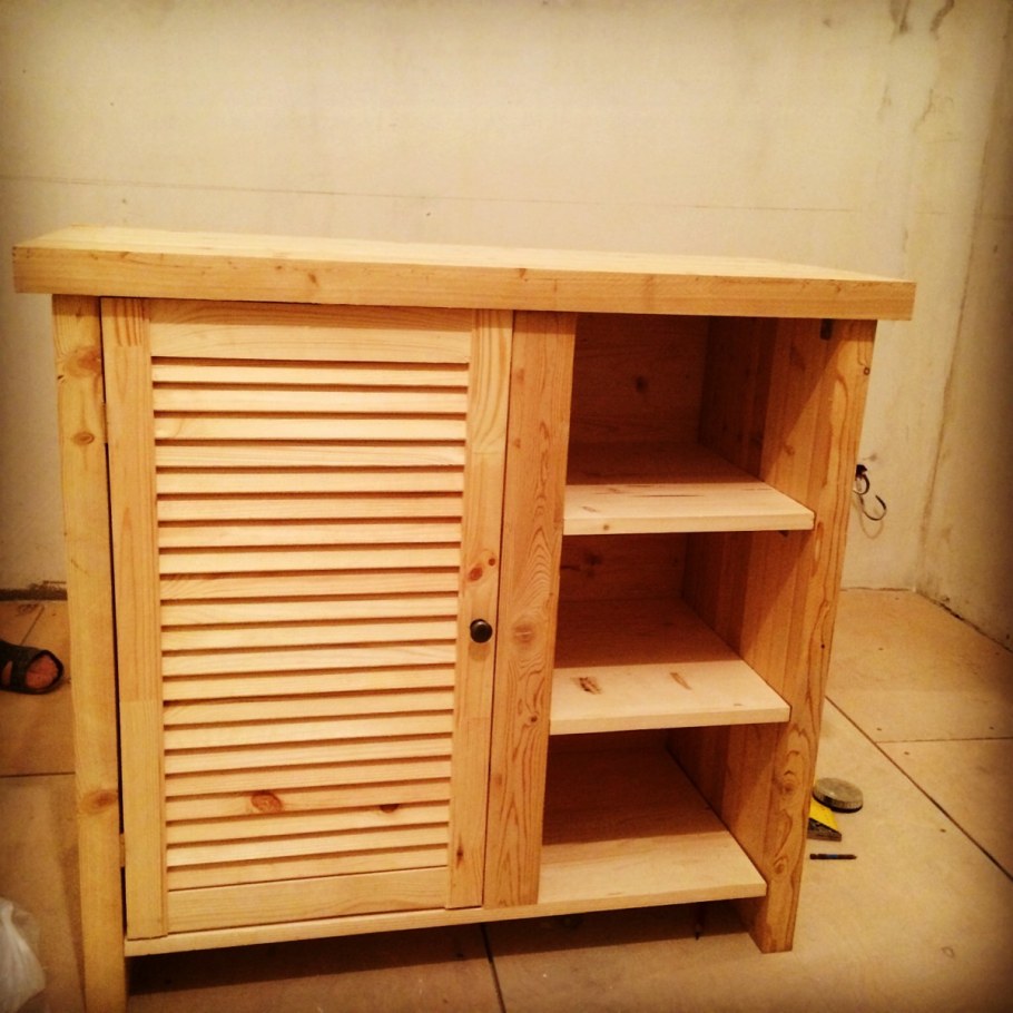 Тумба с жалюзийными створками