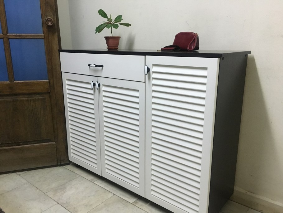 Раковина с деревянной тумбой