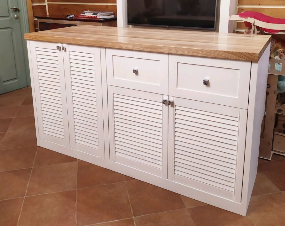 Кухонный гарнитур с жалюзийными дверцами
