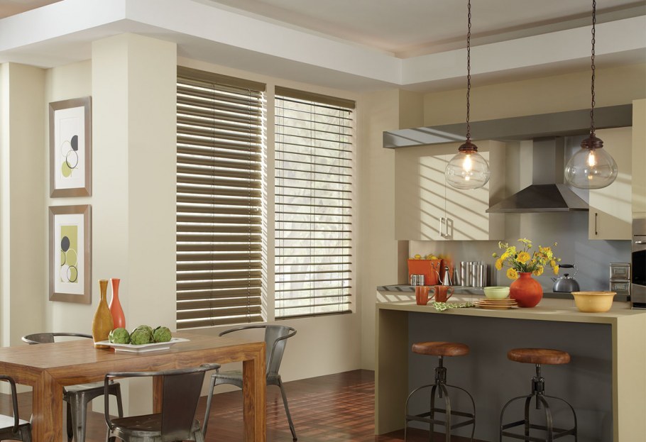 Деревянные жалюзи в эркере