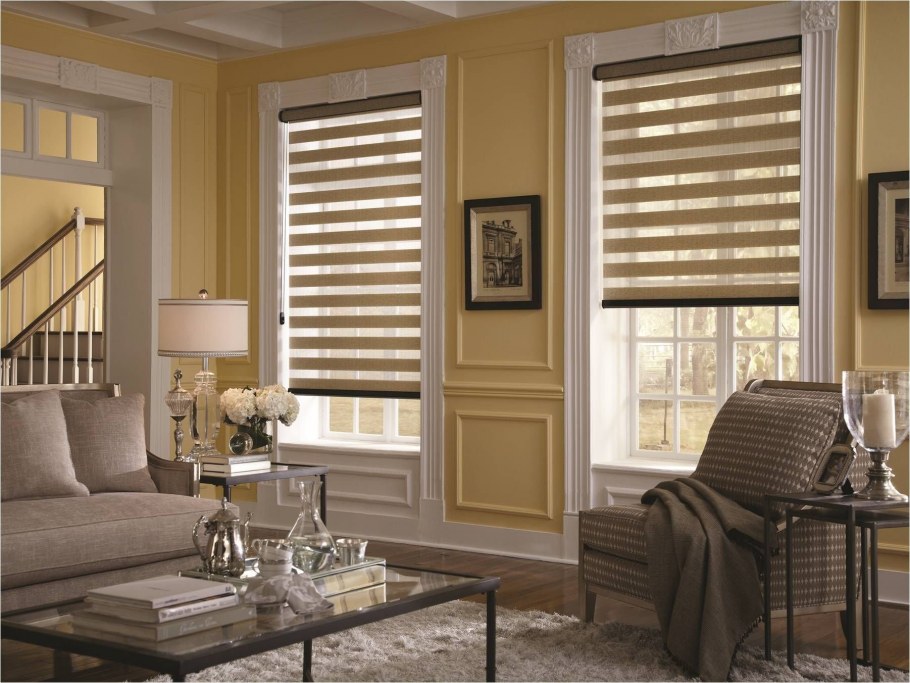 Деревянные жалюзи в гостиной