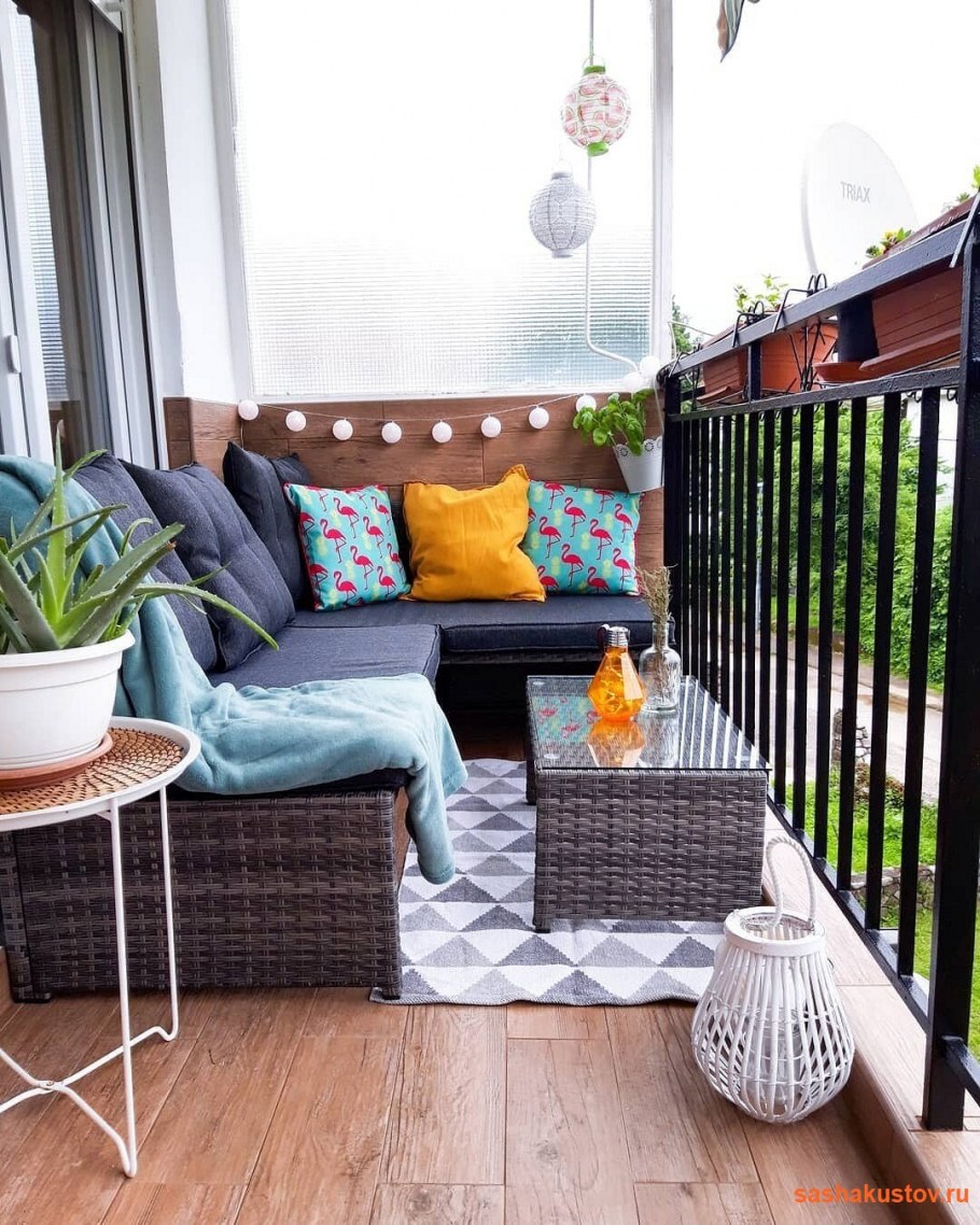 Зона для кальяна на балконе