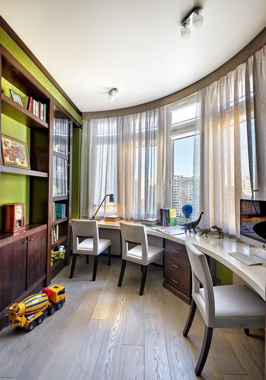 Письменный стол вдоль окна