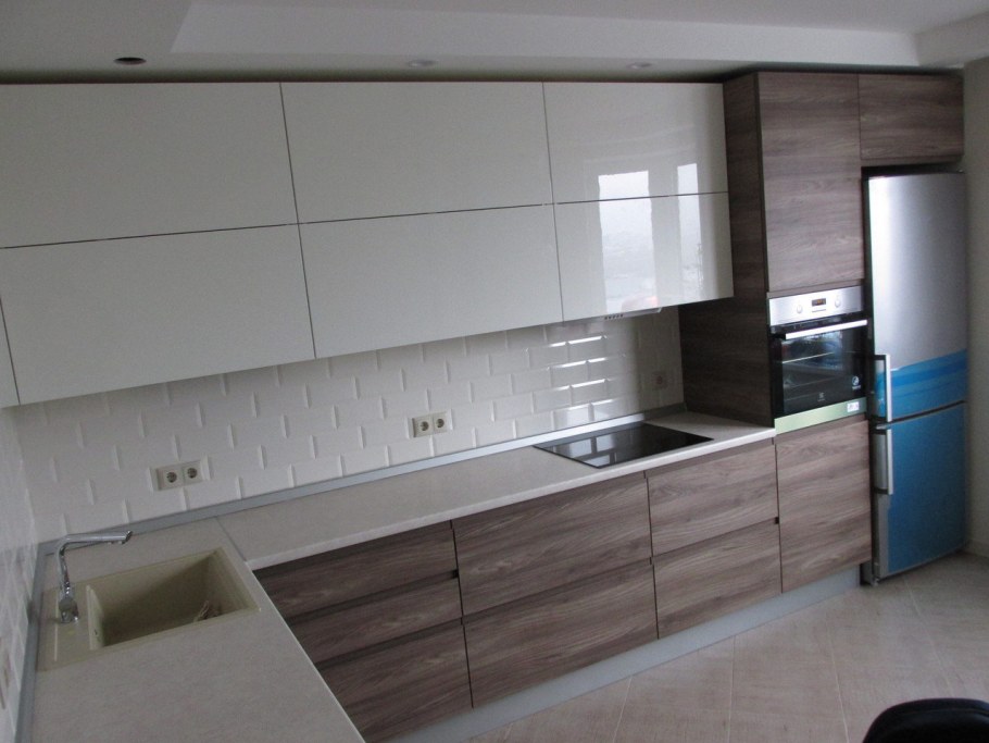 Кухня с интегрированными ручками под дерево