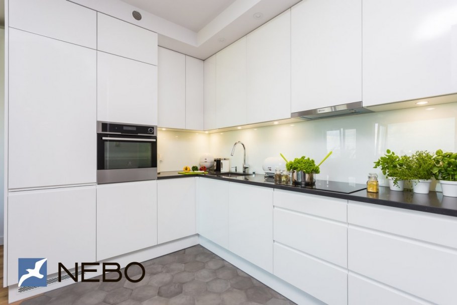 Белая глянцевая кухня