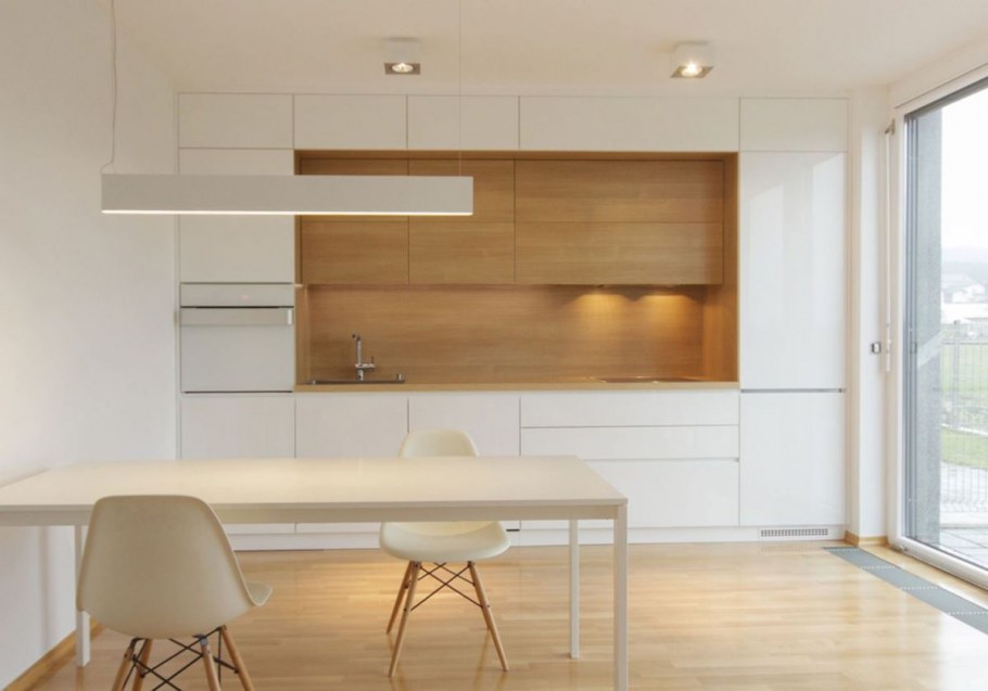 Кухня с антресолями до потолка