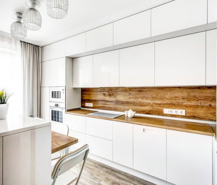 Белая глянцевая кухня с деревянной столешницей