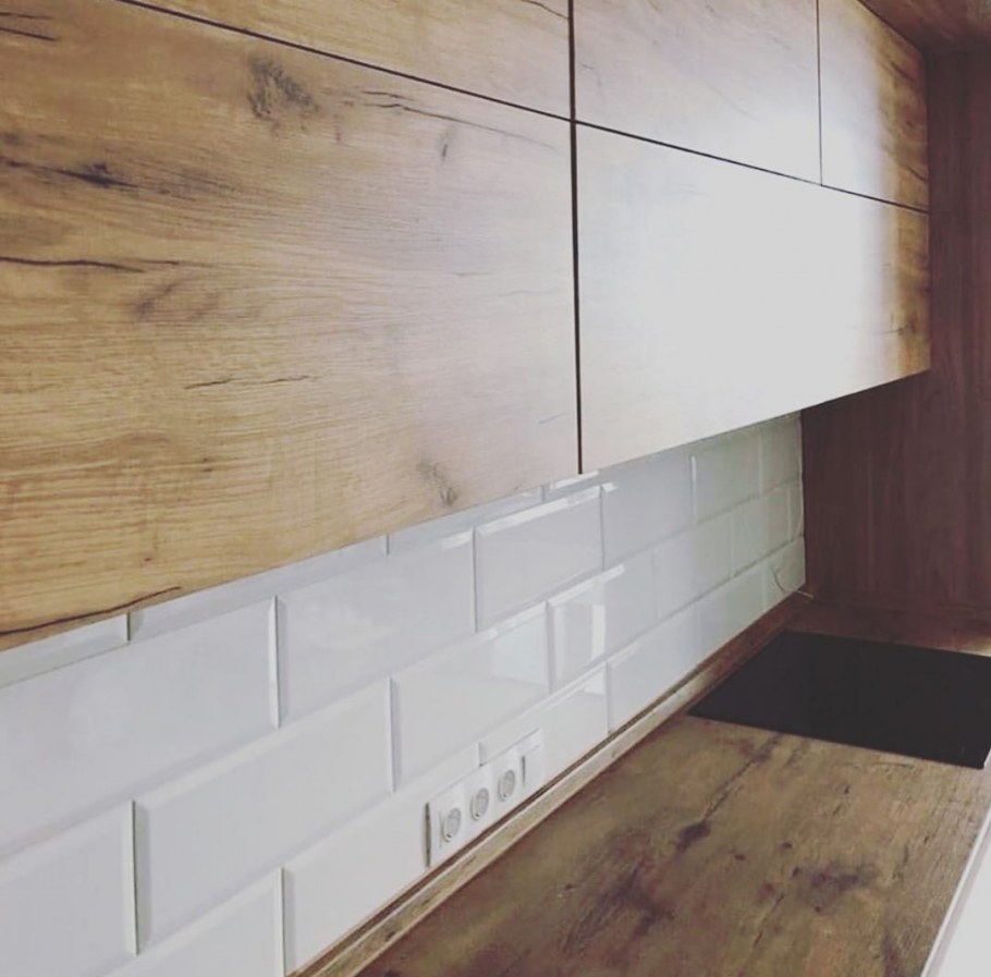 Кухня без ручек дерево