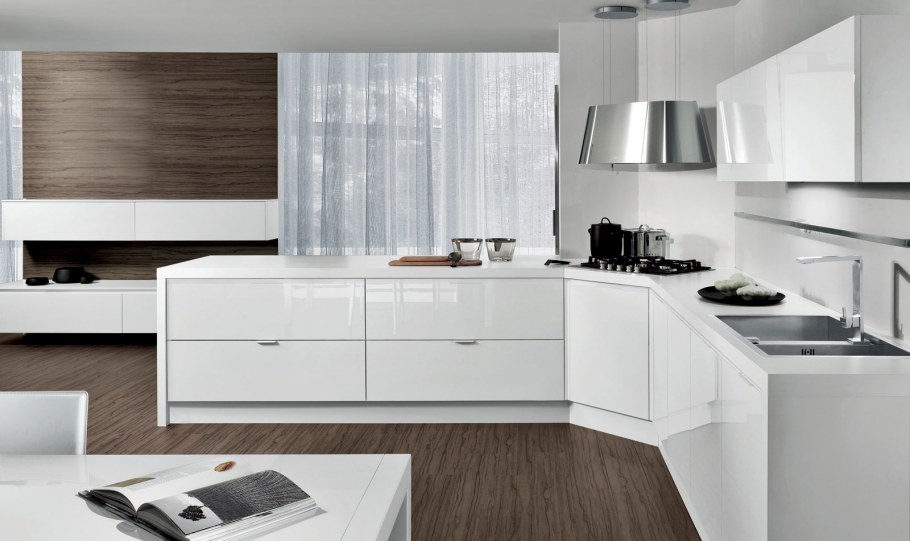 Белая кухня с деревянной столешницей