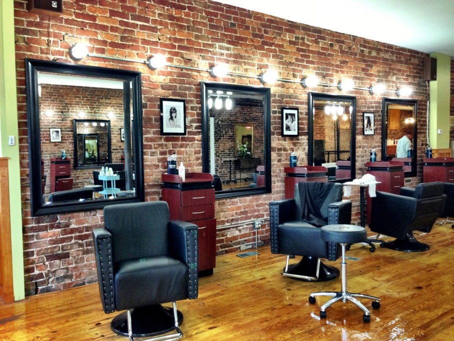 Кирпичная стена в парикмахерской