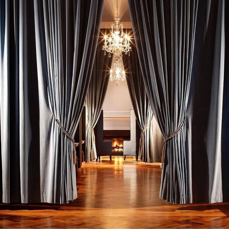 Бархатные шторы в классическом интерьере
