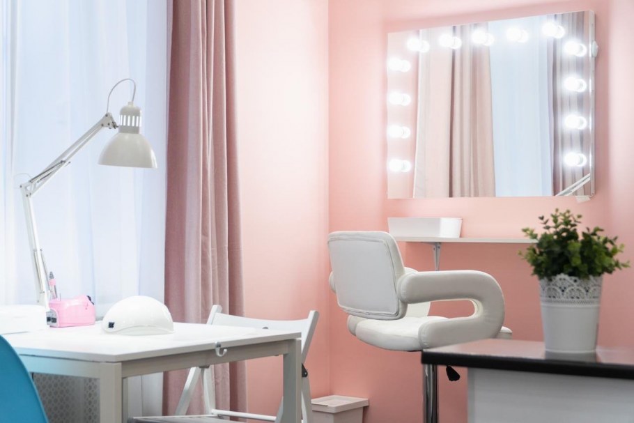 Шторы в кабинет маникюра