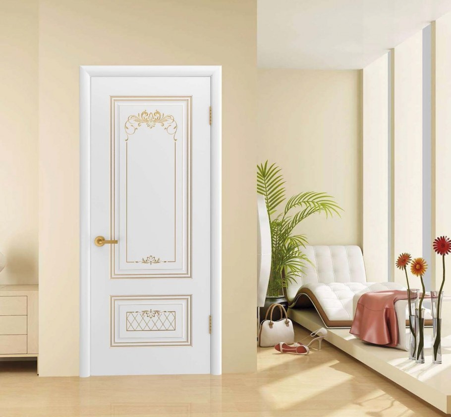 Белые двери с золотыми ручками