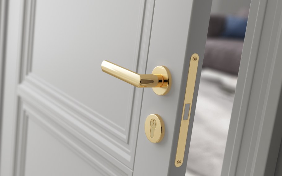 Белая дверь с золотой ручкой квадратной