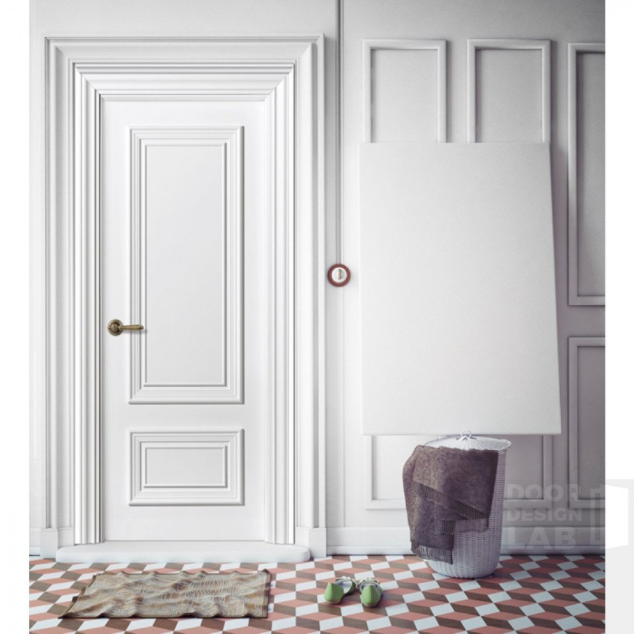 Белые двери с золотыми ручками и петлями