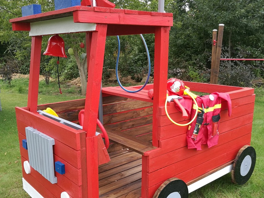 Машина деревянная на детскую площадку