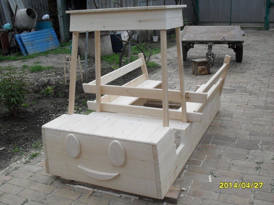 Детская машина из дерева для площадки