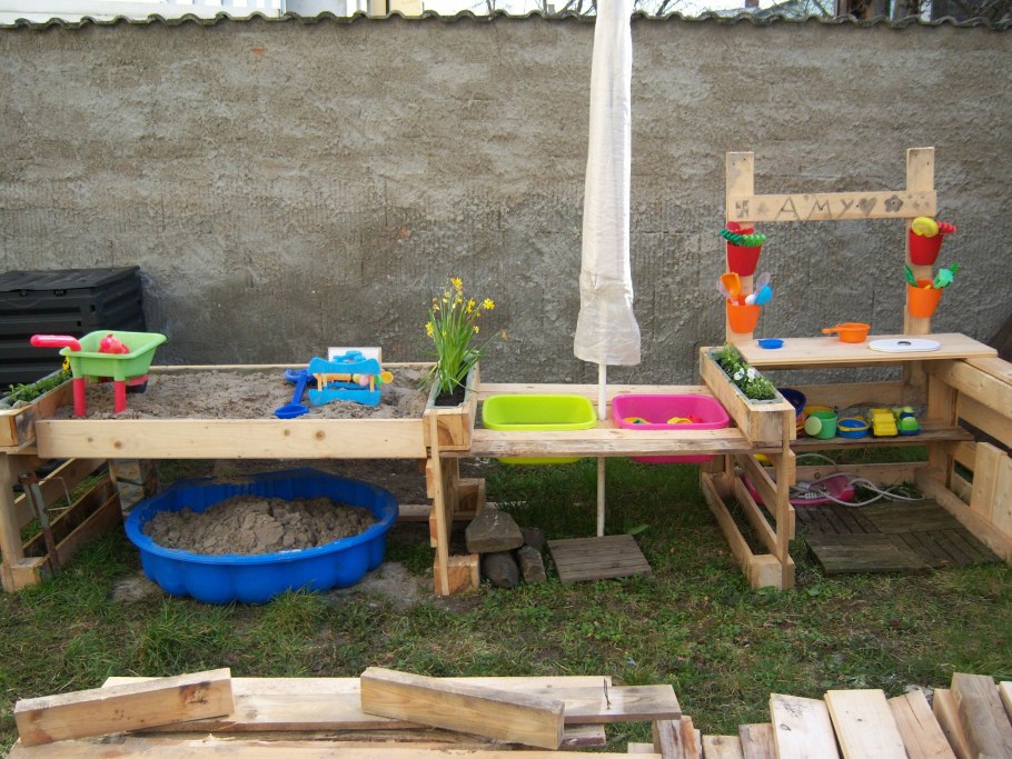 Детская песочница из поддонов